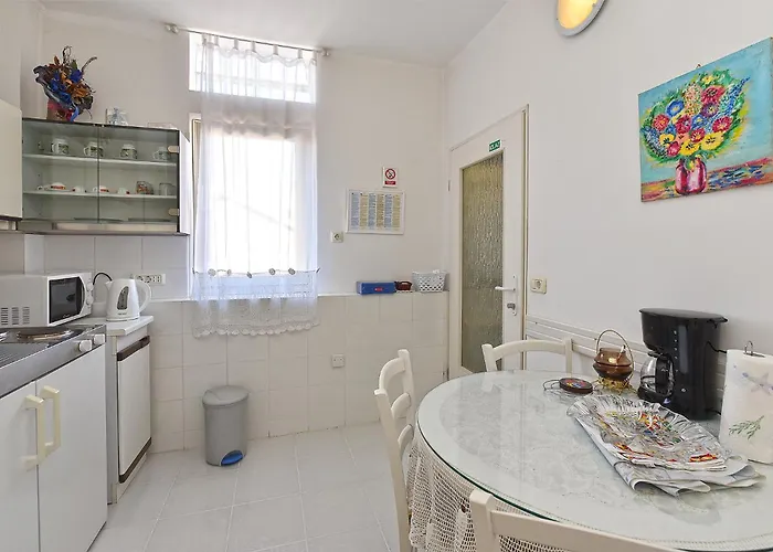 Smilja 2305 아파트 풀라